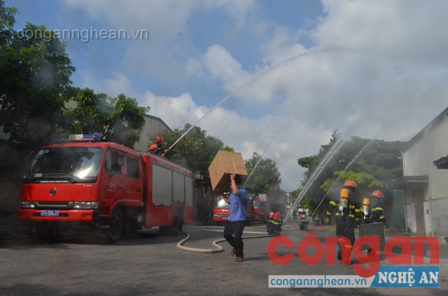Thực tập phương án chữa cháy là biện pháp hiệu quả để nâng cao ý thức người dân