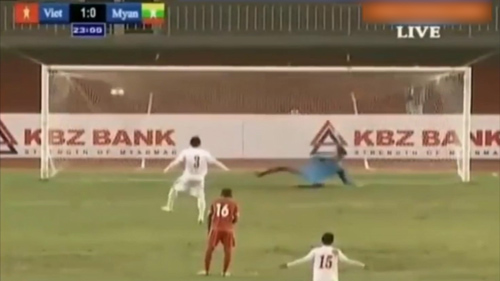 Tấn Sinh đánh lừa thủ môn Myanmar để U19 Việt Nam vượt lên