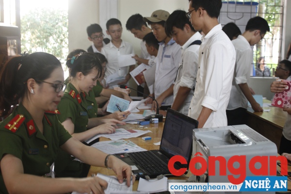 Tổ công tác Đội Cảnh sát QLHC về TTXH Công an TP Vinh hướng dẫn làm thủ tục cấp phát CMND tại trường THPT Lê Viết Thuật