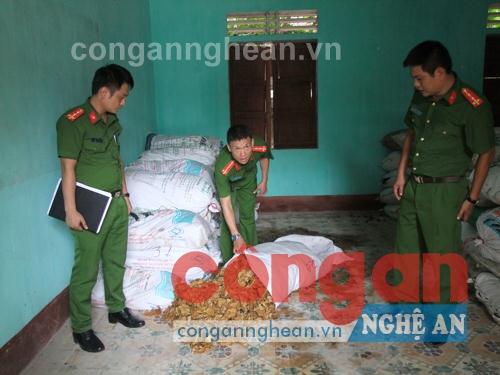Lực lượng công an kiểm tra số măng thành phẩm