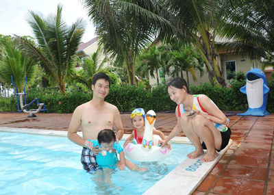 Những ông bố bà mẹ trẻ tranh thủ tắm hồ, tập bơi cho bé.