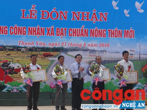 Tặng Bằng khen, giấy khen cho các tập thể và cá nhân có thành tích xuất sắc trong quá trình xây dựng NTM của xã