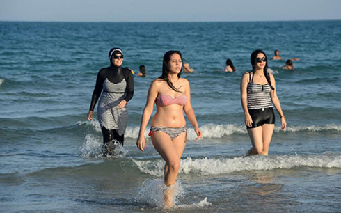  Burkini đang là đề tài gây tranh cãi trong dư luận Pháp. Ảnh: AFP