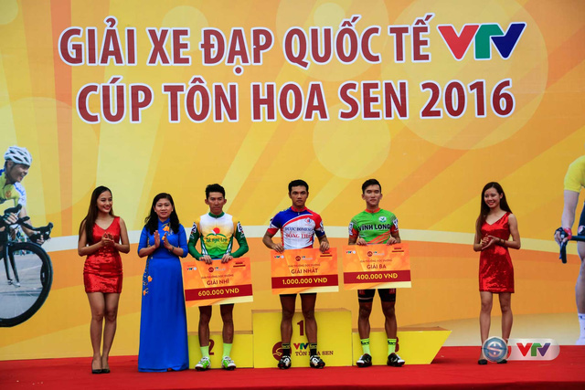 Trao giải Sprint 1 cho các cua-rơ ở chặng 5