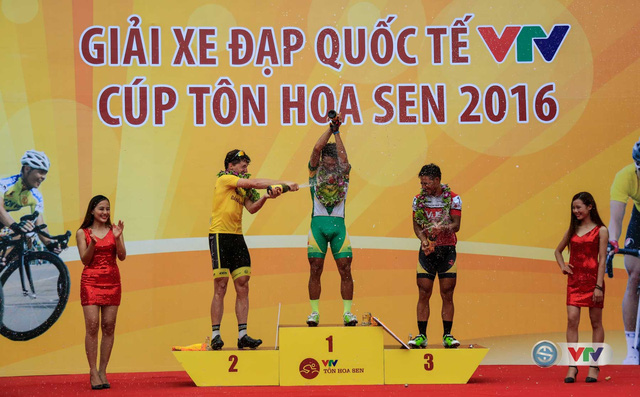 Niềm vui của các cua-rơ về nhất, nhì, ba ở chặng 5, vòng quanh Quảng trường Hồ Chí Minh, TP. Vinh, Nghệ An