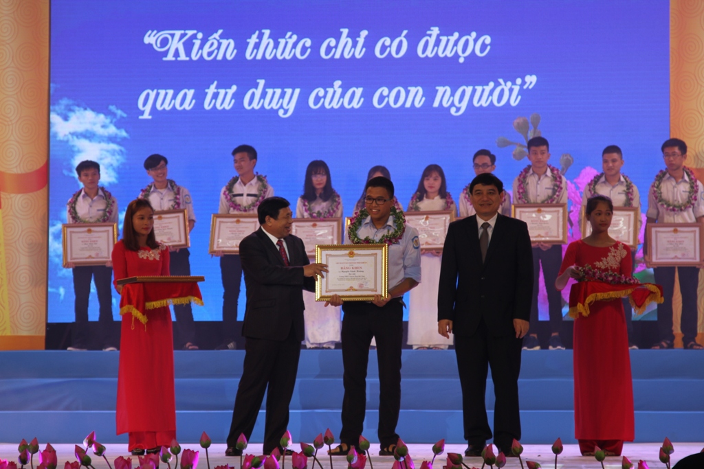 Đồng chí Bí thư Tỉnh ủy và Chủ tịch UBND tỉnh tặng vòng nguyệt quế và bằng khen cho học sinh 