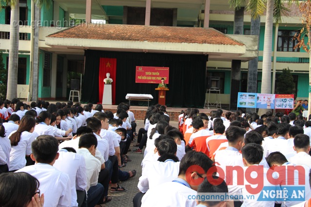 Đại diện Hội phụ nữ Công an thành phố Vinh phổ biến những kiến thức pháp luật liên quan đến an ninh trường học