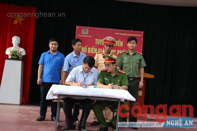 Chi Đoàn Công an thành phố và chi Đoàn trường ký cam kết đảm bảo ANTT