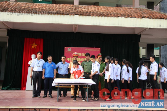 Các em học sinh ký cam kết không vi phạm pháp luật năm học 2016 – 2017
