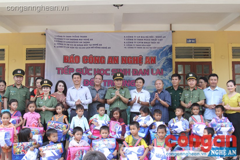 Đại diện lãnh đạo, các tổ chức Đoàn TN, Hội PN, Công đoàn và đại diện doanh nghiệp trao quà cho các em học sinh tại điểm trường Khe Bu, Châu Khê