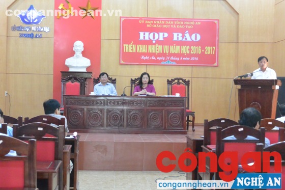 Lãnh đạo Sở Giáo dục & Đào tạo trả lời các câu hỏi của phóng viên