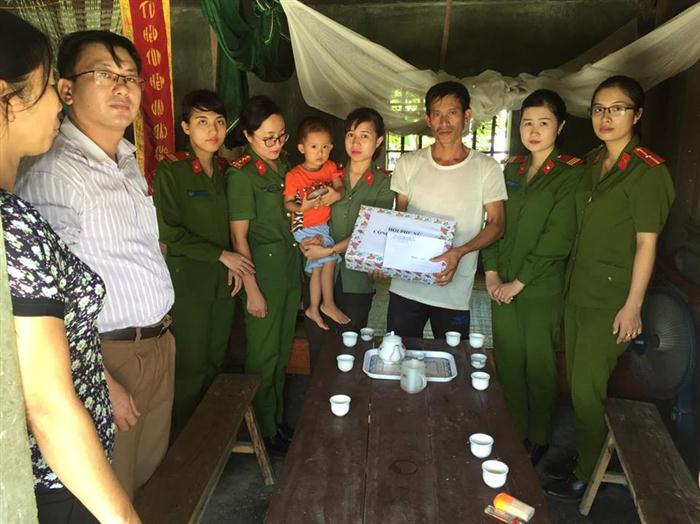 Tặng quà cho gia đình anh Nguyễn Văn Thọ