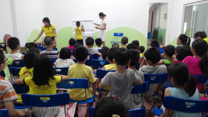 Buổi học kỹ năng sống dành cho các em tại trung tâm