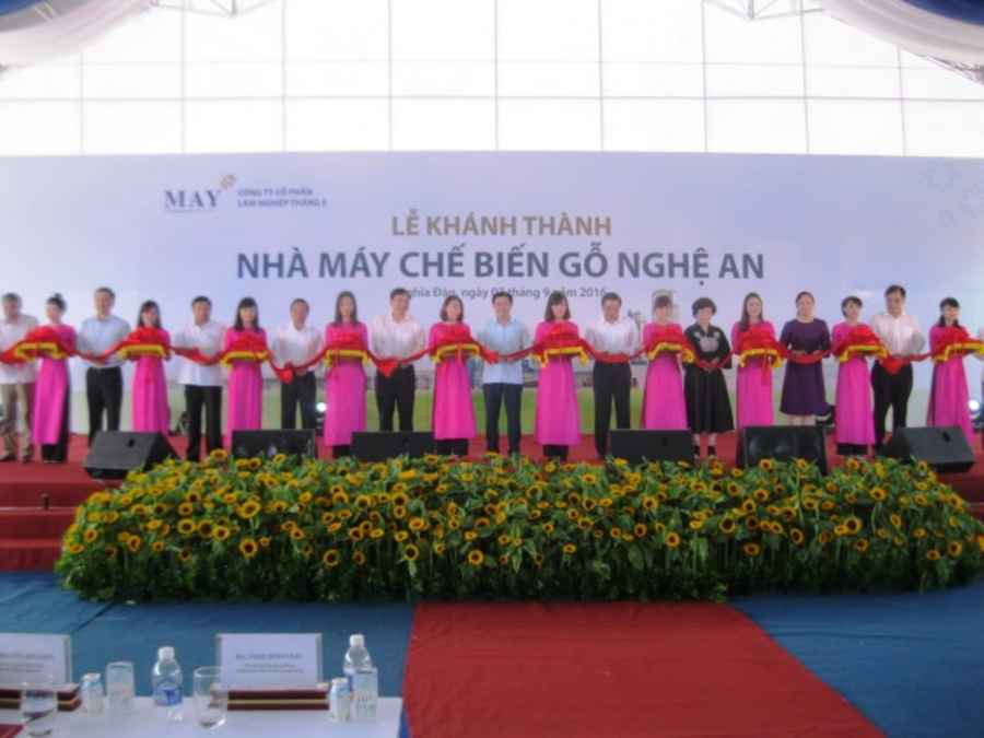 Các đại biểu cắt băng khánh thành