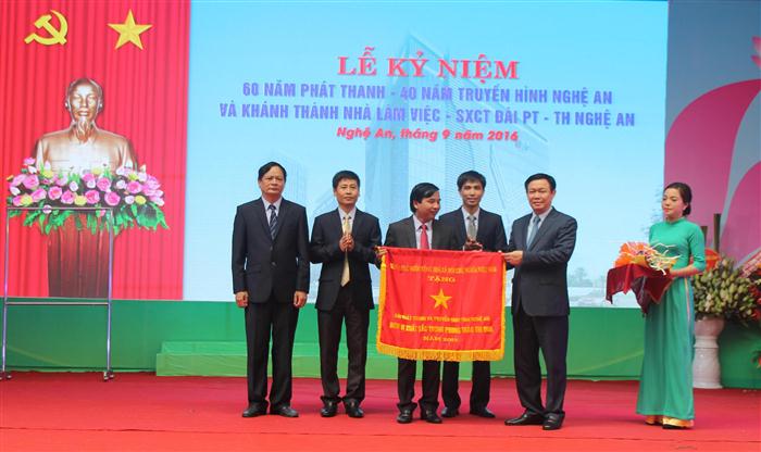 Phó Thủ tướng Vương Đình Huệ trao tặng Cờ thi đua xuất sắc năm 2015 cho Đài PT- TH Nghệ An