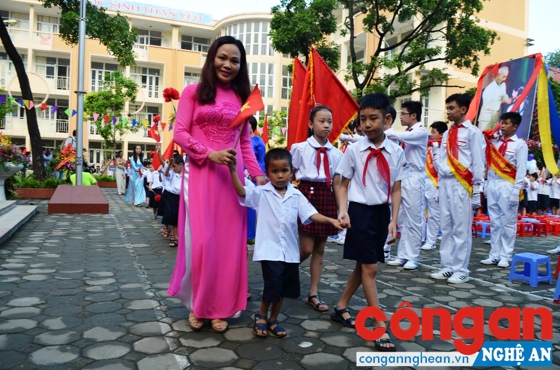 Học sinh nô nức bước vào Lễ khai giảng năm học mới