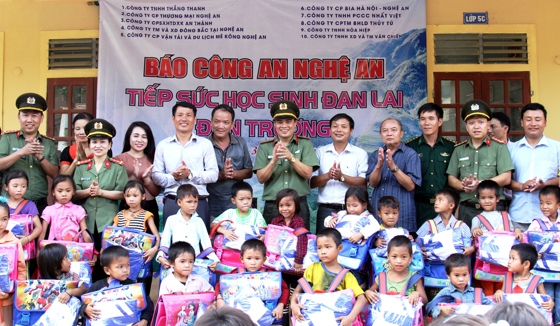 Đoàn công tác xã hội, từ thiện của Báo Công an Nghệ An cùng các doanh nghiệp mang niềm vui đến với học sinh nghèo Châu Khê