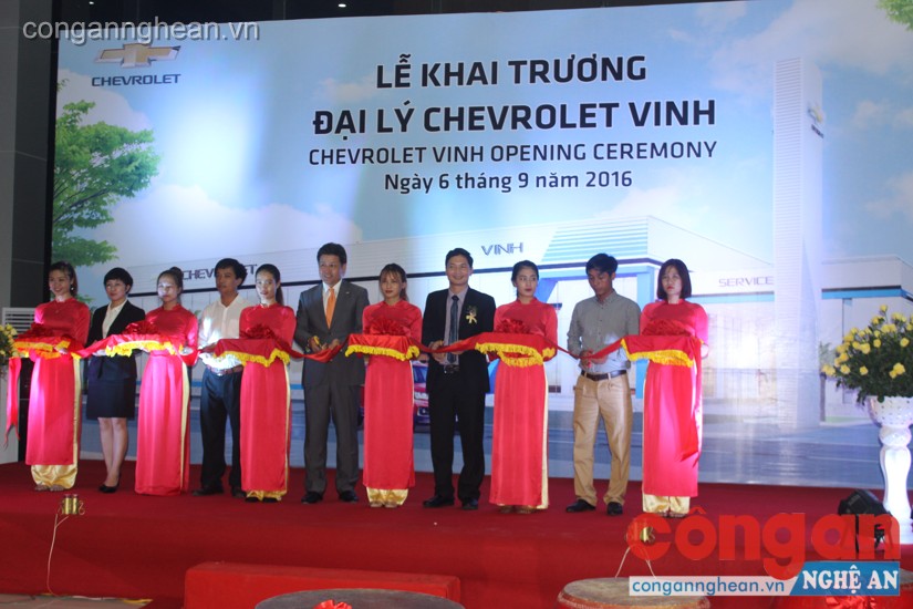 Cắt băng khai trương đại lý Chevrolet Vinh