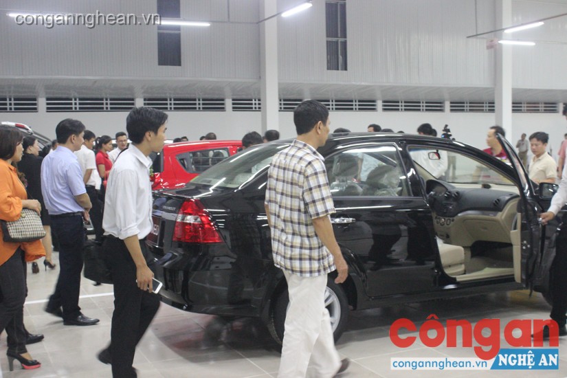 Khách hàng tham quan, tìm hiểu dịch vụ của đại lý
