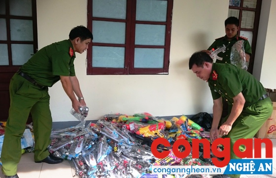 Công an TP Vinh kiểm đếm số đồ chơi bạo lực bị thu giữ