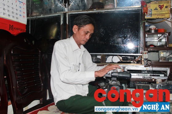 Ông Nhuần tỉ mẩn lau chùi chiếc máy quay đã bao năm gắn bó