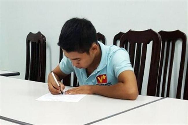 Đối tượng Doãn Văn D. (người được chị N. thuê chặt chân tay) tại cơ quan điều tra.