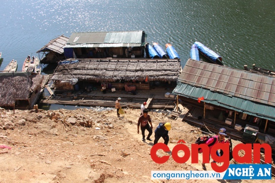 Đường lên xuống tại bến đò thủy điện Bản Vẽ (Tương Dương) bị sạt lở, không có lan can