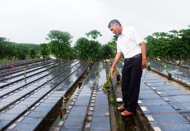 Ông Trần Đức Hoan bên nghĩa trang của những sinh linh bé bỏng.
