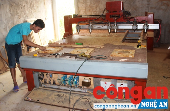 Anh Sơn đang làm việc trên máy CNC trong xưởng tại gia đình  