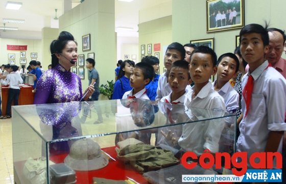  Học sinh Trường THCS Trường Thi (TP Vinh) tìm hiểu về phong trào Xô Viết Nghệ Tĩnh tại Bảo tàng Xô Viết Nghệ Tĩnh - Ảnh: Phan Tuyết