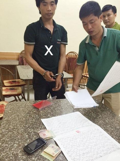 Thượng tá Lê Minh Thắng (bên phải) đấu tranh với đối tượng Tẩn Láo Lở (X).