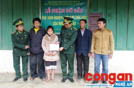 Đồn Biên phòng Cửa khẩu quốc tế Nậm Cắn nhận đỡ đầu em Lầu Y Dở trú tại bản Loọng Quặng, cụm bản Noọng Tây, huyện Noọng Hét, tỉnh Xiêng Khoảng (Lào)