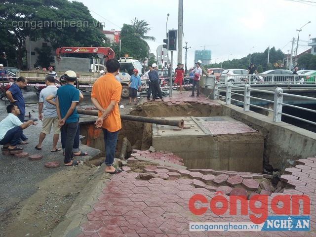 Diện tích sụt lún ước chừng trên 15m2, sâu gần 2 mét