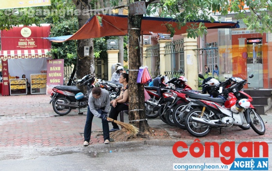 Một điểm giữ xe tự phát trên đường Ngư Hải