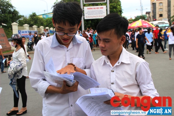  Thí sinh trao đổi ngoài giờ tại kỳ thi THPT quốc gia 2016