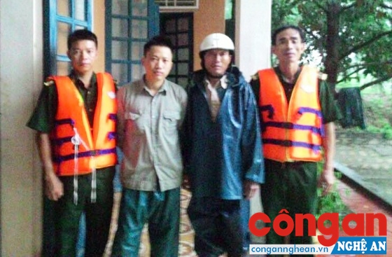 2 bố con ông Sinh được Đồn BP Cảng Cửa Lò - Bến Thủy cứu nạn đưa vào bờ an toàn
