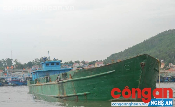 Chiếc tàu lén lút xả thải đang bị tạm giữ để điều tra, làm rõ hành vi