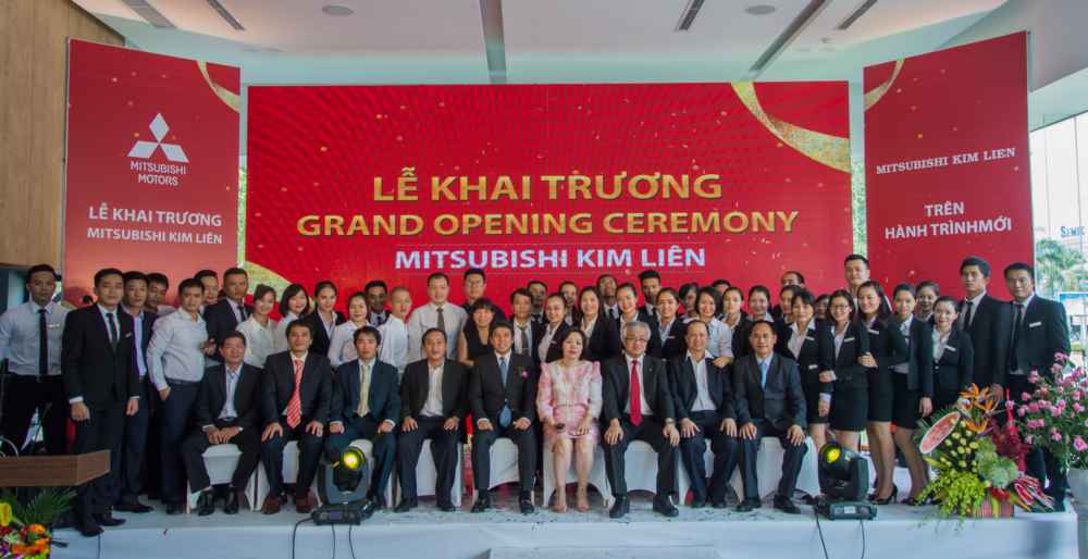 Các đại biểu và nhân viên showroom chụp ảnh lưu niệm