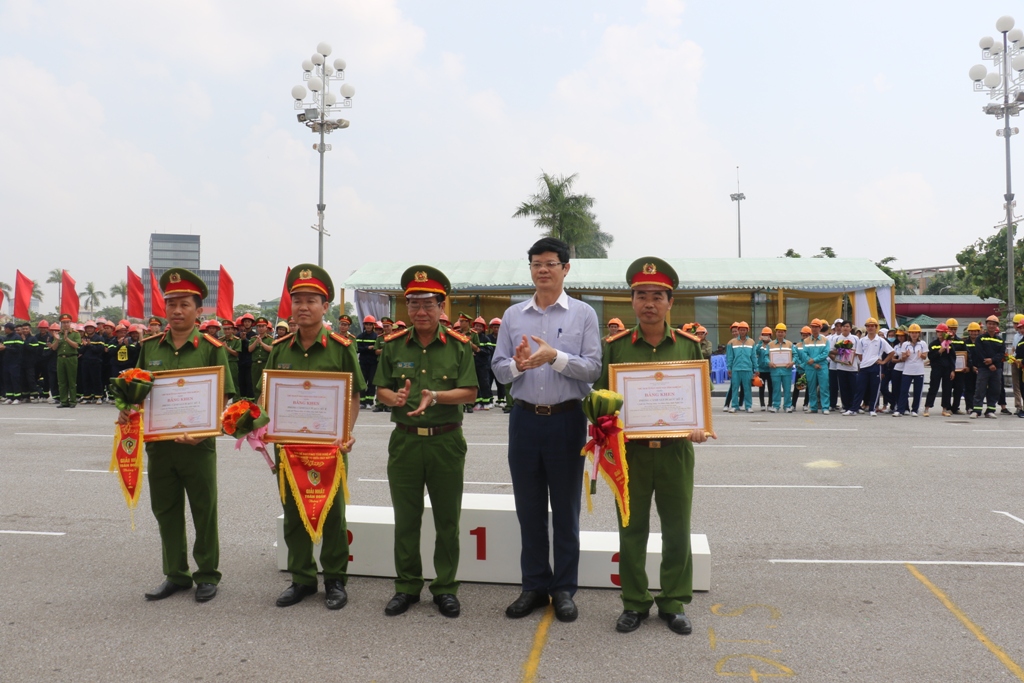 Trao giải Nhất, Nhì, Ba cho các đội tuyển là lực lượng chữa cháy chuyên nghiệp thuộc các phòng Cảnh sát PC&CC khu vực