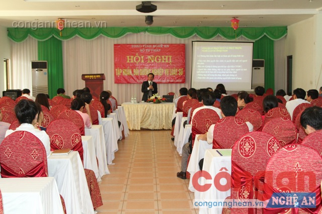Khóa bồi dưỡng cung cấp cho các luật sư những điểm mới về chế định bào chữa, bảo vệ quyền và lợi ích hợp pháp của bị hại, đương sự trong Bộ luật tố túng hình sự năm 2015 và quy tắc đạo đức, ứng xử nghề nghiệp luật sư.