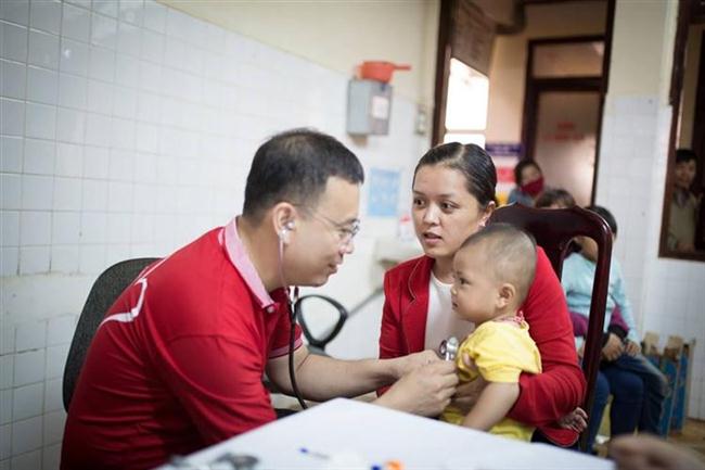 Các bác sĩ khám sàng lọc miễn phí cho trẻ em nghèo