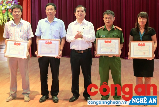 Các tập thể được UBND TP Vinh khen thưởng vì đã có thành tích xuất sắc trong việc đảm bảo ATVSTP trên địa bàn