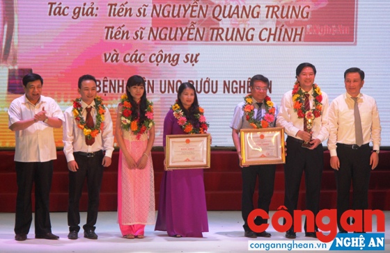 Đồng chí Nguyễn Xuân Đường, Chủ tịch UBND tỉnh và đồng chí Lê Quang Huy, Phó Bí thư Tỉnh ủy tặng Bằng khen cho các tập thể, cá nhân có nhiều thành tích trong việc nghiên cứu khoa học thời gian qua
