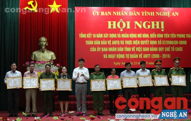 Tặng Bằng khen cho các tập thể có thành tích xuất sắc trong phòng trào