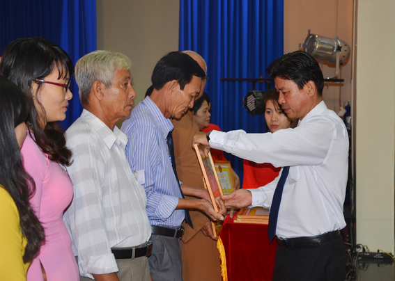 Ông Trần Văn Lợi, Phó Bí thư Thành ủy Bà Rịa trao giấy khen cho các cá nhân có thành tích xuất sắc trong hoạt động hội và công tác hiến máu tình nguyện nhiệm kỳ 2011-2016.