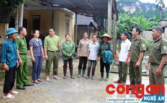 Cán bộ Công an huyện Quỳ Hợp phối hợp với Công an xã Châu Cường vận động người dân tham gia phòng, chống tội phạm, tệ nạn xã hội tại cơ sở - Ảnh: Cao Loan