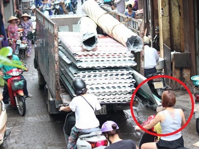 Những tấm tôn như máy chém trên đường phố.