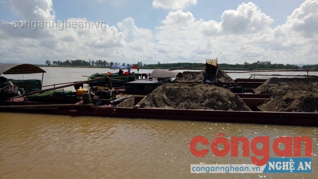 3 tàu hút cát trái phép bị bắt giữ
