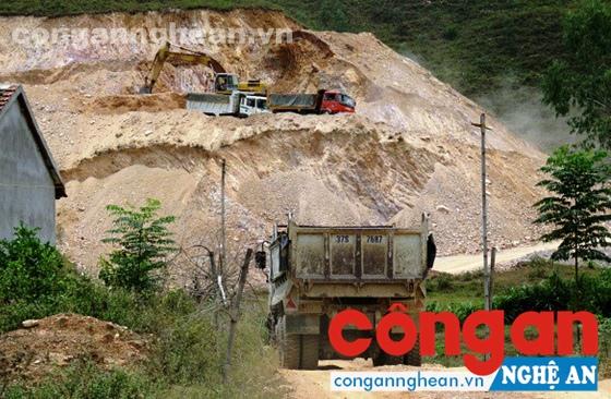 Vị trí khai thác đất trái phép tại xóm 11, xã Khánh Sơn