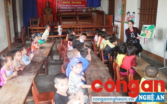 Việc đảm bảo cơ sở vật chất ở các trường chuẩn bậc mầm non rất khó thực hiện vì tình trạng quá tải (Trong ảnh: Các cháu xã Quỳnh Vinh, TX Hoàng Mai học nhờ tại nhà văn hóa)